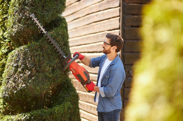 Selecting the Ideal Hedge Trimmer for Your Business Needs